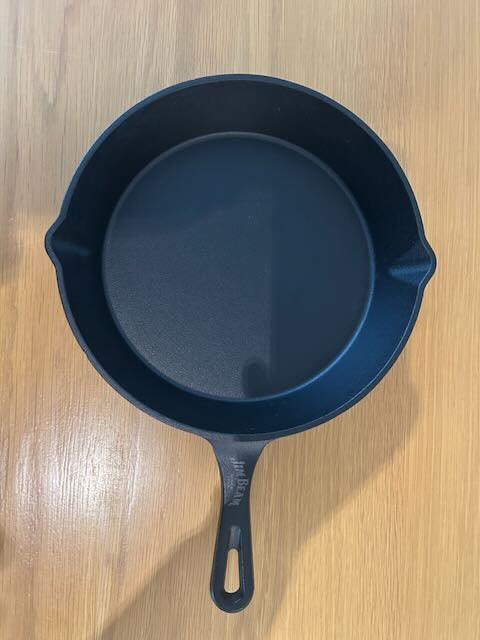 Jim Beam 10" Cast Iron Skillet – Pre-Seasoned Non-Stick Frying Pan with Pouring Spouts – All Hob Types & Oven Safe